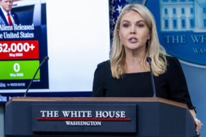 Fotografía de archivo fechada de la secretaria de prensa de la Casa Blanca, Karoline Leavitt, hablando durante una rueda de prensa en la Casa Blanca en Washington (EE.UU.). EFE/EPA/SHAWN THEW /ARCHIVO