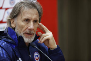 El entrenador de la selección chilena, Ricardo Gareca, habla durante una rueda de prensa. EFE/Elvis González