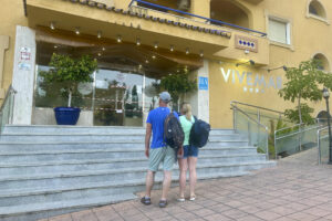 El Ayuntamiento de Benalmádena (Málaga) ha levantado el precinto al hotel Vivemar. EFE/Esther Gómez