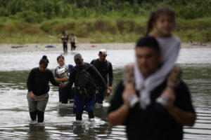 Fotografía de archivo de migrantes que cruzan el río Tuquesa luego de atravesar la selva del Darién en el Darien (Panamá). EFE/ Bienvenido Velasco