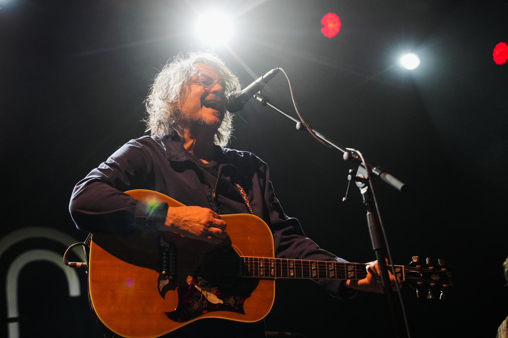 El vocalista y compositor de Wilco "Jeff" Tweedy durante el concierto que la banda de Chicago ofrece este jueves en Barcelona, con motivo del festival Alma. EFE/ Alejandro García