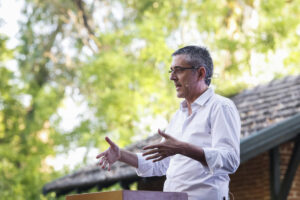 El exdiputado socialista Eduardo Madina interviene durante la entrega del Premio Rojana al compromiso, el diálogo y la concordia que anualmente concede la Fundación Felipe González, otorgado este año a la ONG Save The Children, este jueves en la Residencia de Estudiantes, en Madrid. EFE/J.P.Gandul