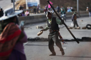 eguidores del expresidente Evo Morales bloquean una vía este 10 de junio de 2025, en Cochabamba (Bolivia). EFE/ Luis Gandarillas