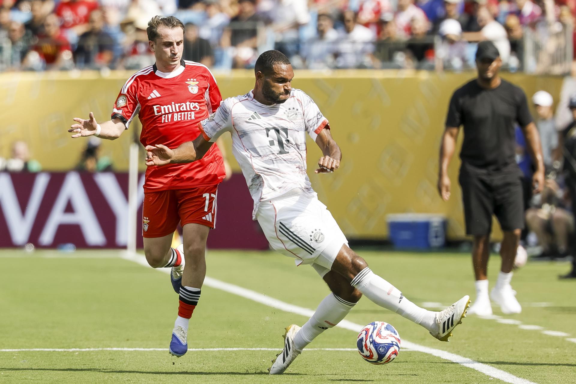 Jonathan Tah (d), del Bayern Múnich, en acción contra Kerem Akturkoglu (i), del Benfica, durante el partido por la Copa Mundial de Clubes de la FIFA 2025 en Charlotte, Carolina del Norte (EE.UU.). EFE/ERIK S. LESSER