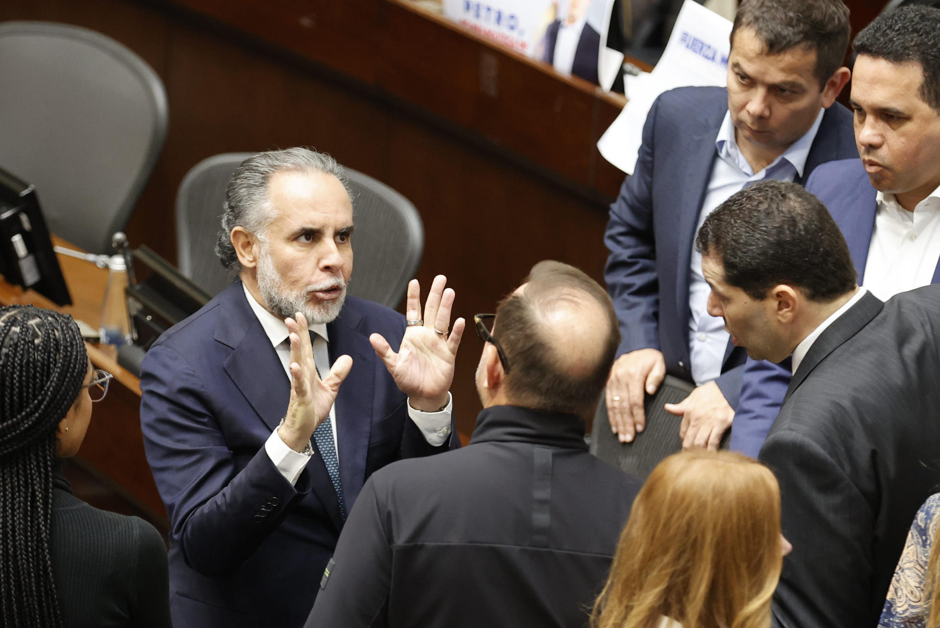 El ministro del Interior de Colombia, Armando Benedetti (i), habla con un grupo de congresistas durante el debate de la consulta laboral en el Senado de la República de Colombia este jueves, en Bogotá (Colombia). EFE/Mauricio Dueñas Castañeda