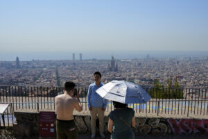 Turistas en el Turó de la Rovira de Barcelona este lunes cuando Cataluña vive el tercer día de la primera ola de calor de 2025. EFE/Alejandro García