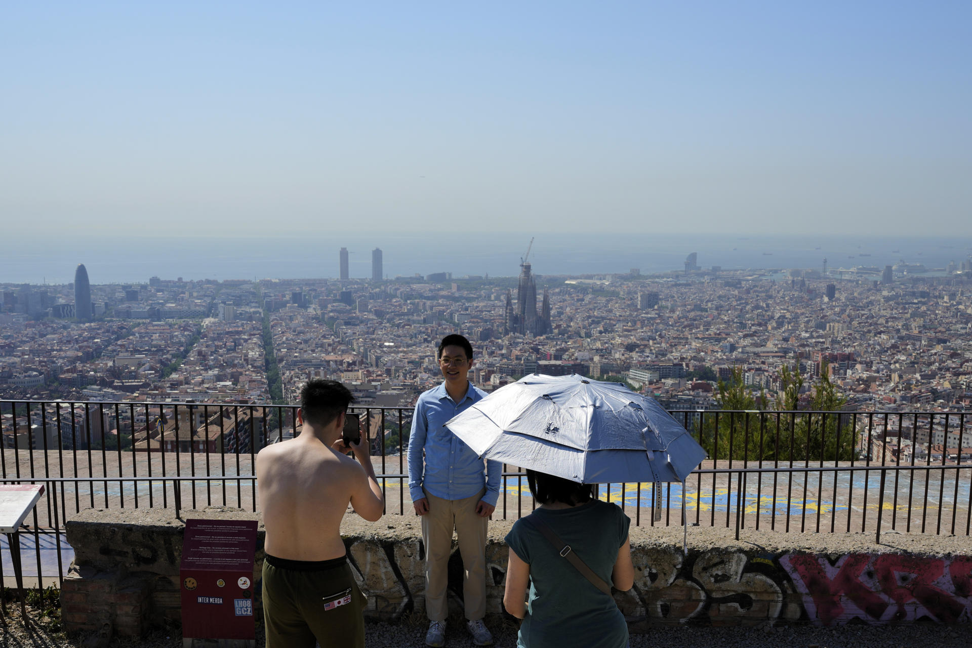 Turistas en el Turó de la Rovira de Barcelona este lunes cuando Cataluña vive el tercer día de la primera ola de calor de 2025. EFE/Alejandro García