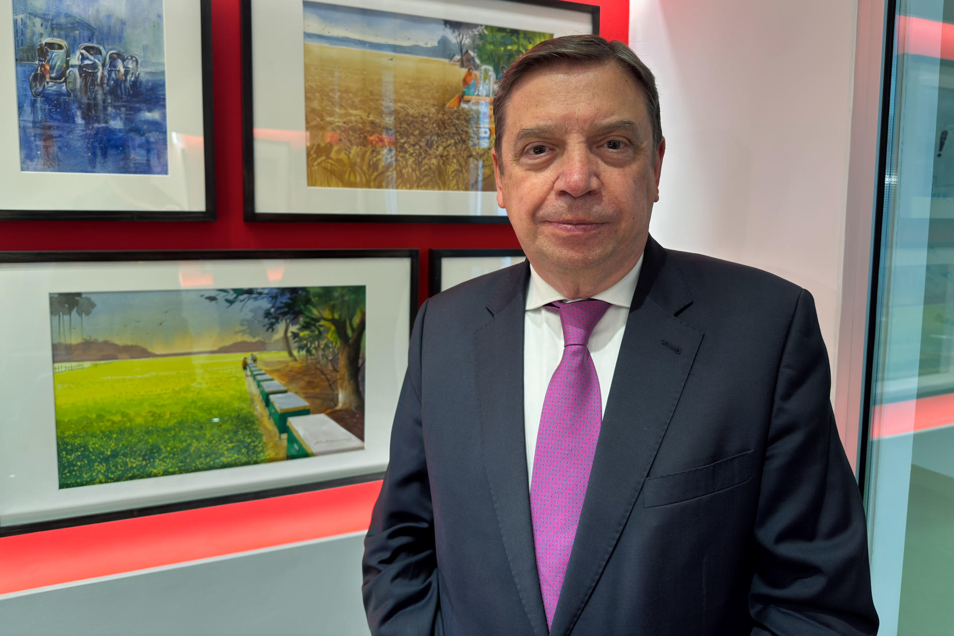 El ministro español de Agricultura, Pesca y Alimentación, Luis Planas, hizo este viernes en Roma "una llamada a la tranquilidad" en los sectores productivos españoles, después de que el presidente de Estados Unidos, Donald Trump, amenazase a España con hacerle pagar el doble en el ámbito comercial por su negativa a incrementar el gasto militar. EFE/ Daniel Cáceres