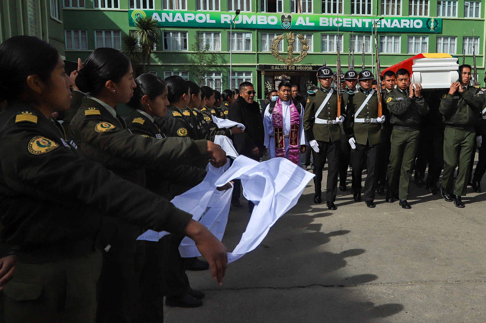 La Policía Boliviana rindió honores póstumos y despidió este sábado a los policías fallecidos durante los bloqueos de caminos que instauraron los seguidores del exmandatario Evo Morales, con la advertencia de que trabajará hasta identificar a los causantes de esos decesos. EFE/ Gabriel Márquez