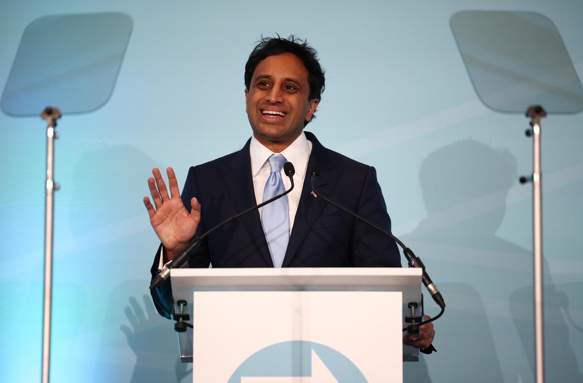 El dimisionario presidente de Reform UK, Zia Yusuf, se dirige a los delegados durante la Conferencia del Noroeste de Reform UK en Chester, Gran Bretaña, 11 de enero de 2025. (Reino Unido) 
EFE/EPA/ADAM VAUGHAN
////////// Chester (United Kingdom), 11/01/2025.- Reform UK Chairman Zia Yusuf addresses delegates during the Reform UK North West Conference in Chester, Britain, 11 January 2025. (Reino Unido) EFE/EPA/ADAM VAUGHAN