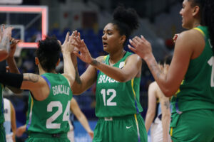 Damiris Dantas (c), de Brasil, celebra el triunfo frente a Argentina en la AmeriCup femenina, en Santiago (Chile). EFE/ Elvis González