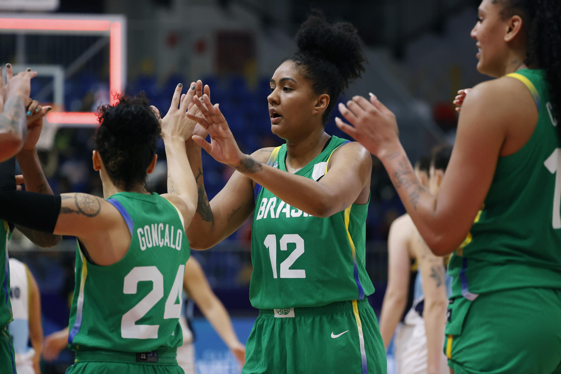 Damiris Dantas (c), de Brasil, celebra el triunfo frente a Argentina en la AmeriCup femenina, en Santiago (Chile). EFE/ Elvis González