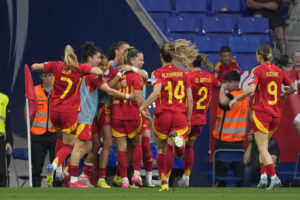 La delantera de España, Cláudia Pina (4d), celebra con sus compañeras el segundo gol del combinado español durante el partido de la jornada 6 del grupo C de la Liga de Naciones entre España e Inglaterra, el pasado día 3.EFE/ Alejandro García