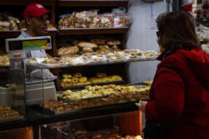 Una mujer hace compras en una panadería de Uruguay, en una fotografía de archivo. EFE/Raúl Martínez