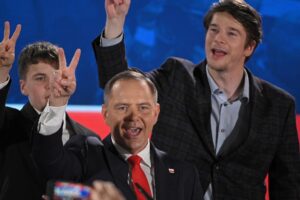 El candidato presidencial polaco Karol Nawrocki (C) con sus hijos Anthony (I) y Daniel (D) durante la noche de las elecciones presidenciales en Varsovia, Polonia, el 1 de junio de 2025. EFE/EPA/Marcin Obara POLONIA FUERA
 
//////////
 
Warsaw (Poland), 01/06/2025.- Polish presidential candidate Karol Nawrocki (C) with his sons Anthony (L) and Daniel (R) during the presidential election night in Warsaw, Poland, 01 June 2025. According to an exit poll conducted by Ipsos for TVN24, TVP and Polsat News, Rafal Trzaskowski won 50.3 percent, while Karol Nawrocki won 49.7 percent. (Elecciones, Polonia, Varsovia) EFE/EPA/Marcin Obara POLAND OUT