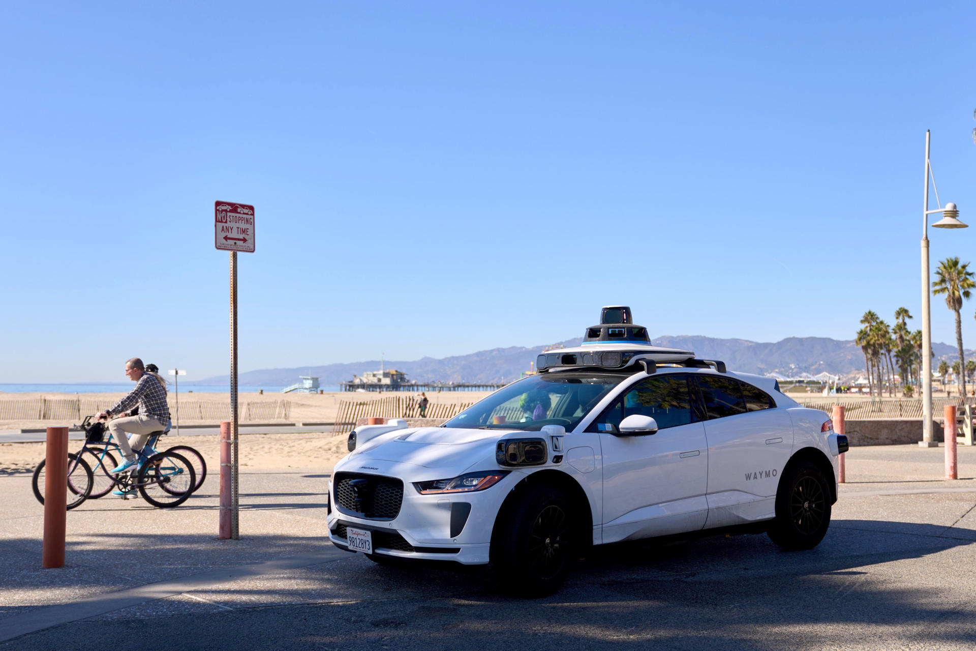 Fotografía de archivo de un robotaxi autónomo Jaguar de Waymo esperando un pasajero en Los Ángeles, California (Estados Unidos). EFE/Allison Dinner