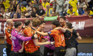 Los jugadores del Ademar León celebran su victoria ante el Bidasoa Irun en la segunda semifinal de la Copa del Rey de balonmano, disputada este sábado en el polideportivo Artaleku de Irun (Gipuzkoa). EFE/Javier Etxezarreta