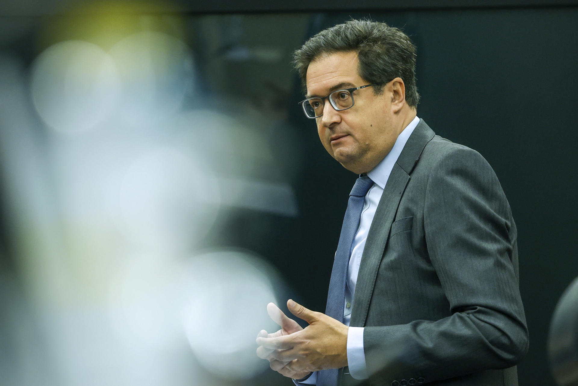 El ministro para la Transformación Digital y de la Función Pública, Óscar López, interviene en la jornada 'Siete retos contra la ciberestafa emocional: cambiemos la vergüenza de bando', este lunes en el Congreso. EFE/Juan Carlos Hidalgo