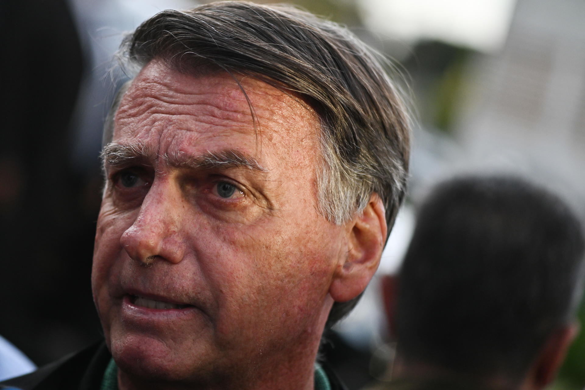 El expresidente de Brasil Jair Bolsonaro habla con periodistas tras declarar sobre las acciones de su hijo Eduardo en Estados Unidos, este 5 de junio de 2025 en Brasilia (Brasil). EFE/ Andre Borges
