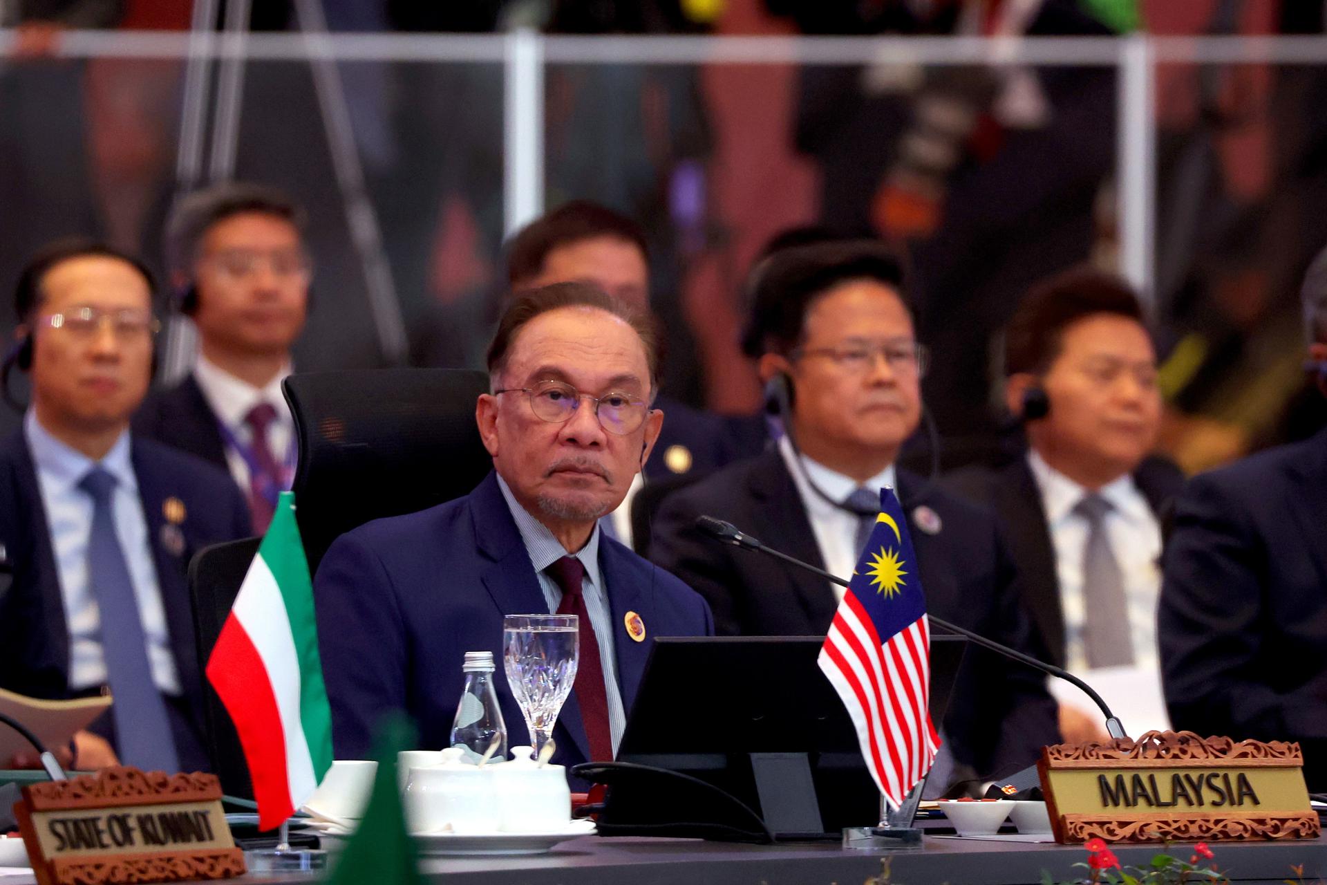 Imagen de archivo del primer ministro de Malasia, Anwar Ibrahim (C), tomada durante la cumbre entre la Asociación de Naciones del Sudeste Asiático (ASEAN), el Consejo de Cooperación del Golfo (CCG) y China en Kuala Lumpur, Malasia, el 27 de mayo de 2025. EFE/EPA/FAZRY ISMAIL
