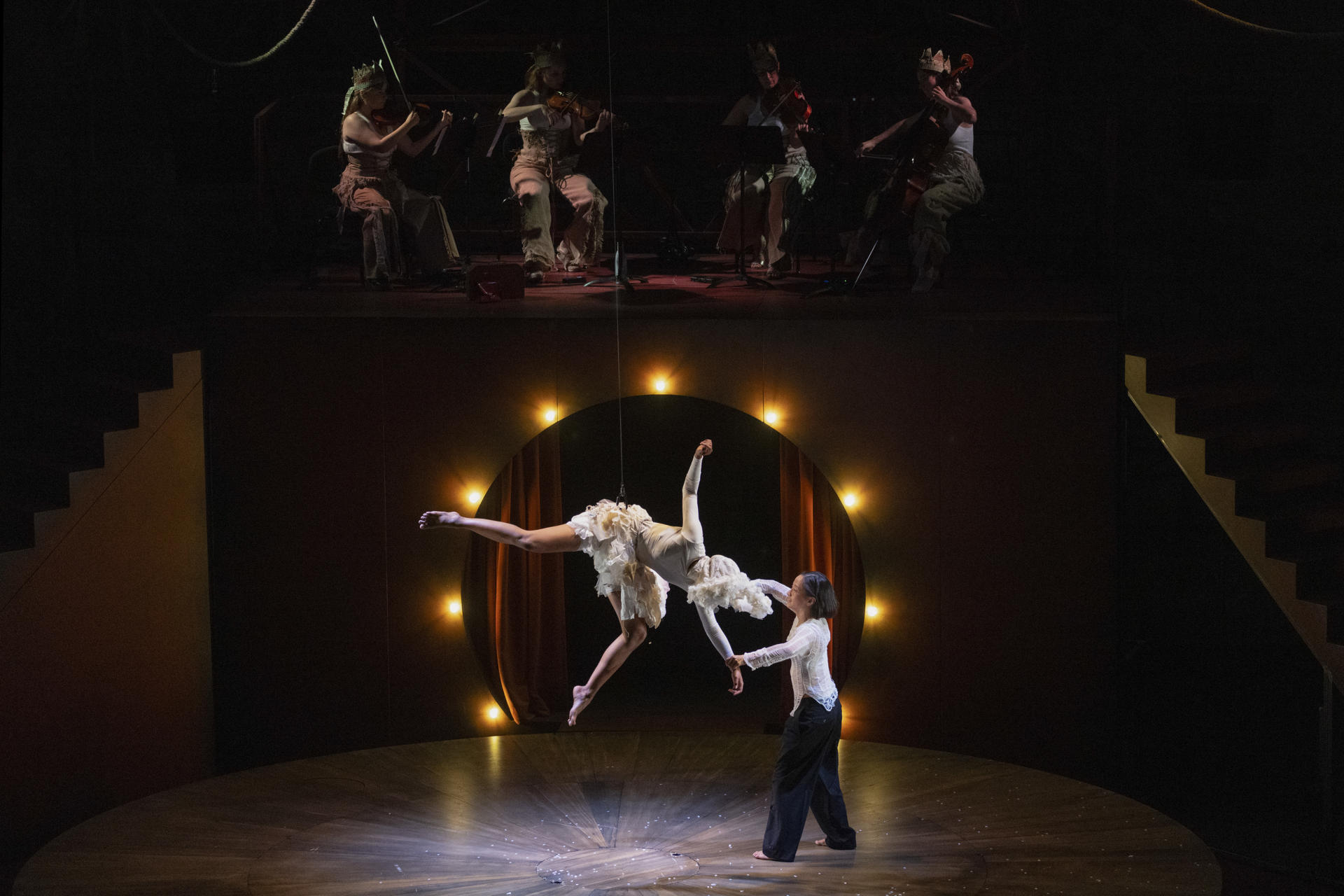 Estreno mundial dentro del Grec Festival de 'Le Petit Cirque', un espectáculo que combina circo música y danza. EFE/Marta Pérez