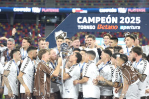 Jugadores de Platense celebran el título del Torneo Apertura 2025 del fútbol argentino. EFE/Juan Ignacio Roncoroni