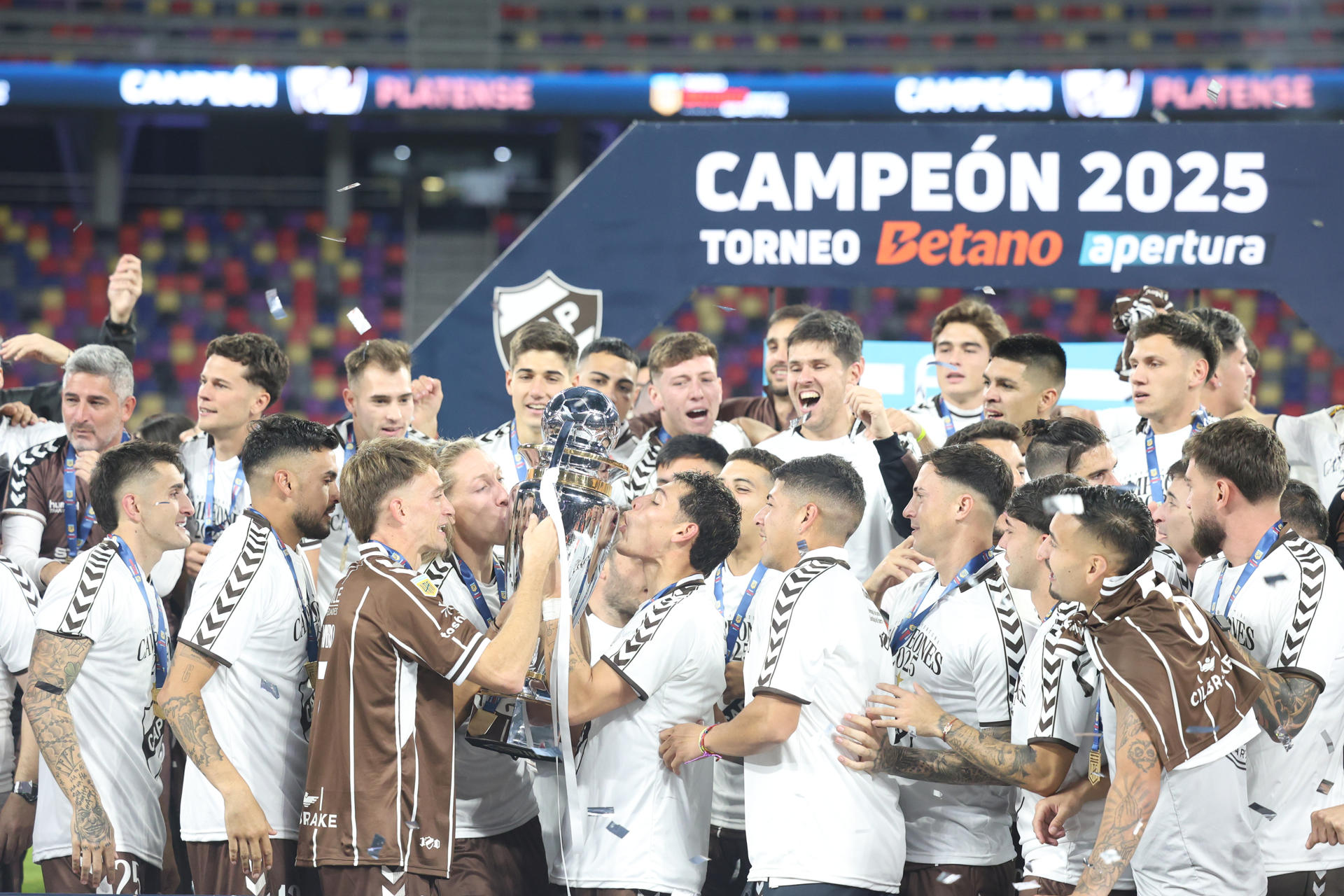 Jugadores de Platense celebran el título del Torneo Apertura 2025 del fútbol argentino. EFE/Juan Ignacio Roncoroni