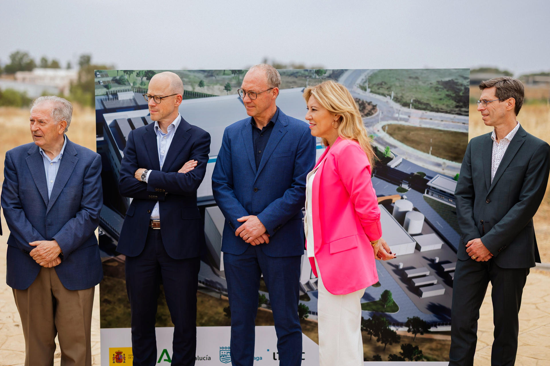 La consejera de Economía, Hacienda y Fondos Europeos, Carolina España (2d); el director de Estrategia y vicepresidente ejecutivo de Fundación IMEC, Jo de Boeck(c) y el director general del Parque Tecnológico Málaga TechPark, Felipe Romera (i), durante la visita realizada este martes al Parque Tecnológico Málaga TechPark para conocer el desarrollo de los trabajos en la parcela que acogerá el futuro centro de semiconductores de la Fundación IMEC. EFE/Carlos Díaz.