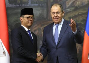 El ministro ruso de Asuntos Exteriores, Serguéi Lavrov (derecha) y su homólogo indonesio indonesio, Sugiono, durante una conferencia de prensa conjunta en Moscú.EFE/EPA/Yuri Kochetkov