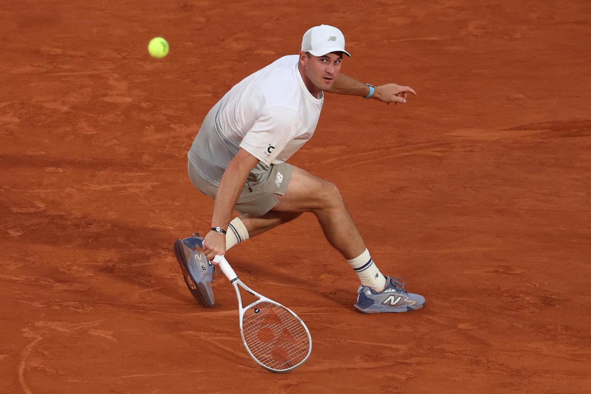 Tommy Paul en acción ante Carlos Alcaraz en los cuartos de final de Roland Garros. EFE/EPA/MOHAMMED BADRA