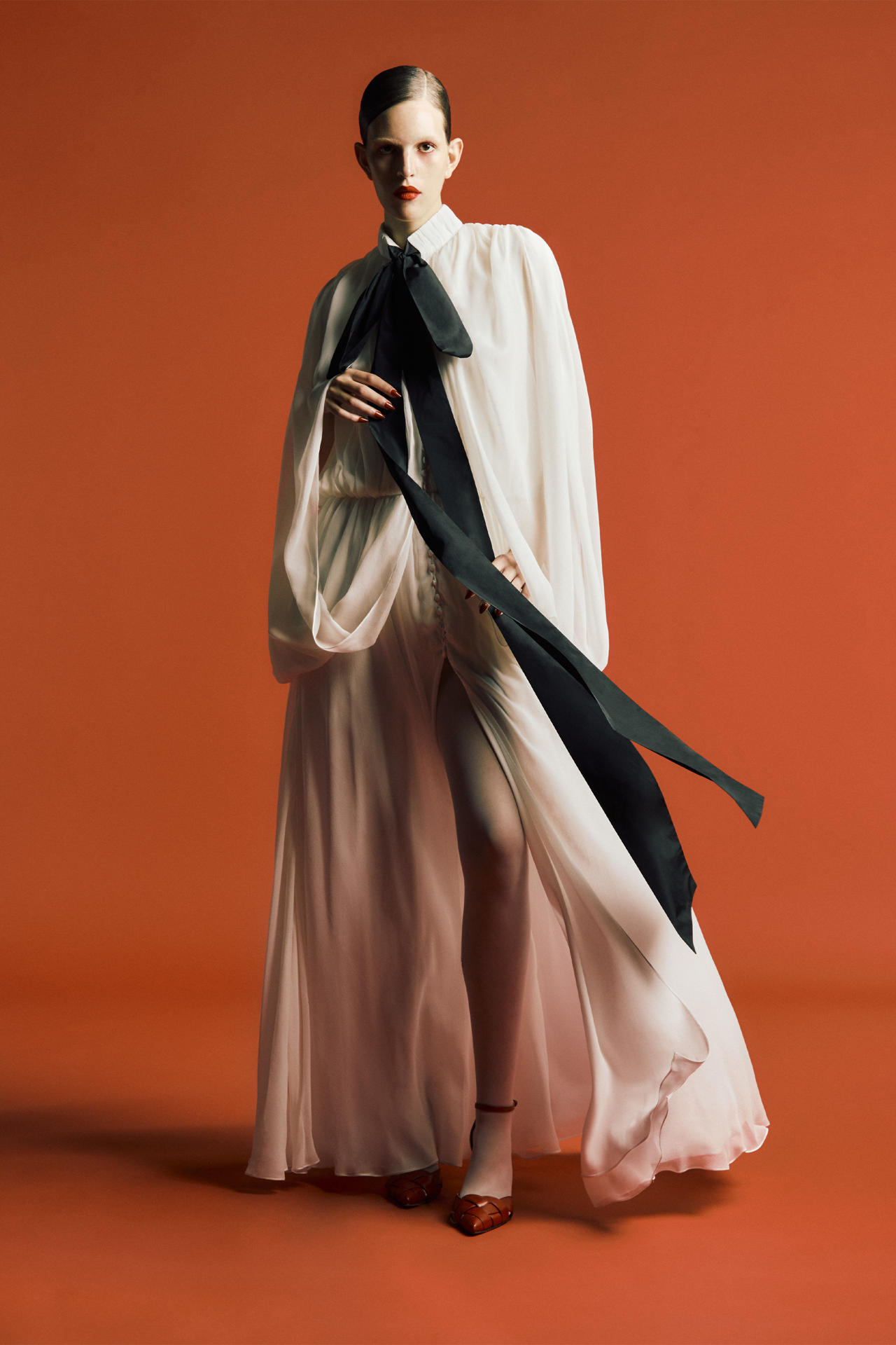 Tras redefinir los códigos de la silueta masculina, Alejandro Gómez Palomo, 'alma mater' de la firma Palomo Spain, expande su universo creativo y presenta su primera colección de mujer, 'Cocoon', una serie de prendas con la que comienza una nueva era. Imágenes cedidas por la firma Palomo Spain. EFE

