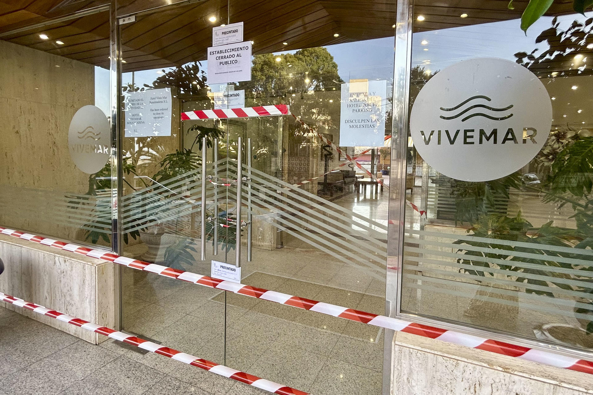 El Ayuntamiento de Benalmádena (Málaga) ha levantado el precinto al hotel Vivemar. EFE/Esther Gómez