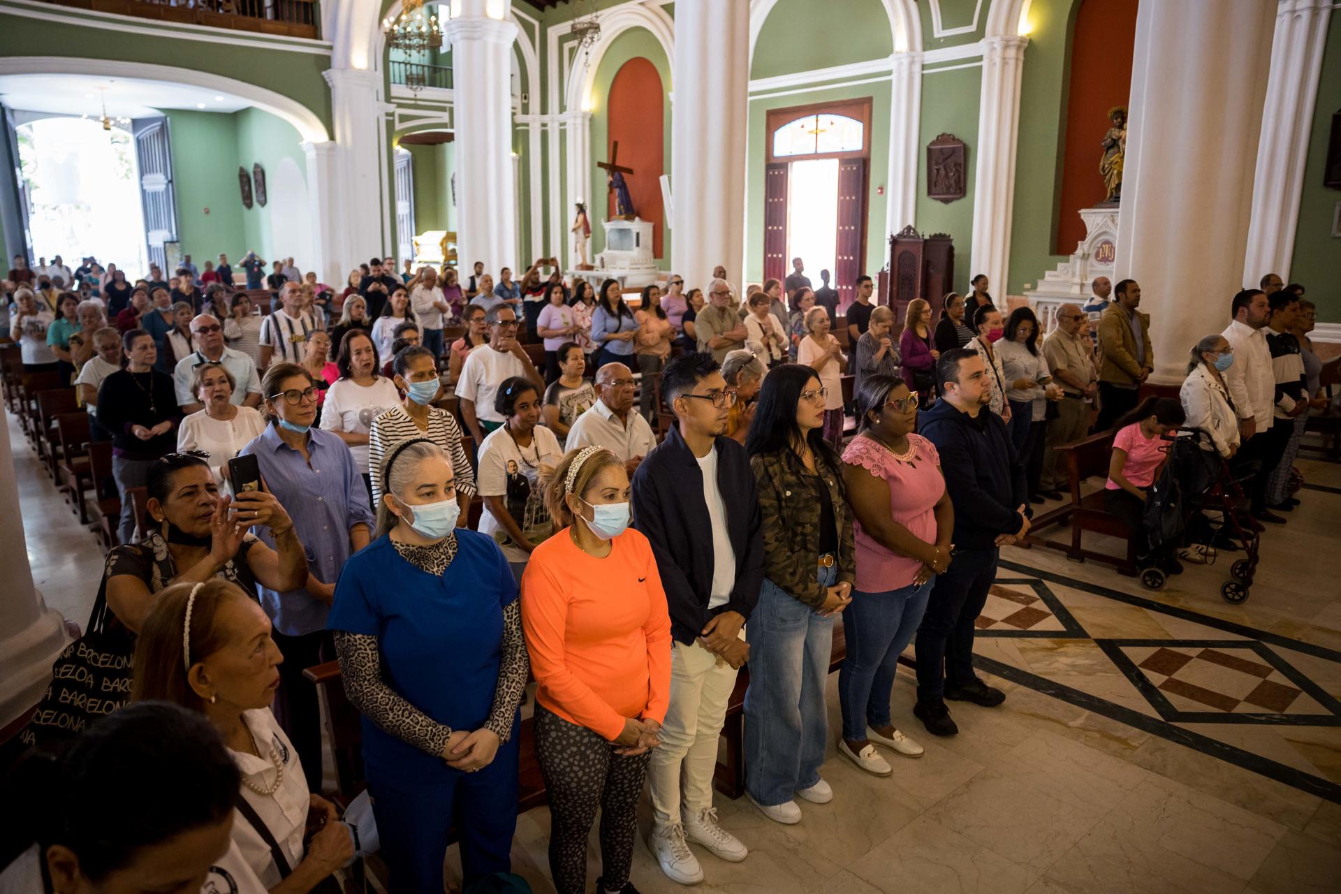 Fieles asisten a una eucaristía en la iglesia La Candelaria este viernes, en Caracas (Venezuela). EFE/ Miguel Gutiérrez