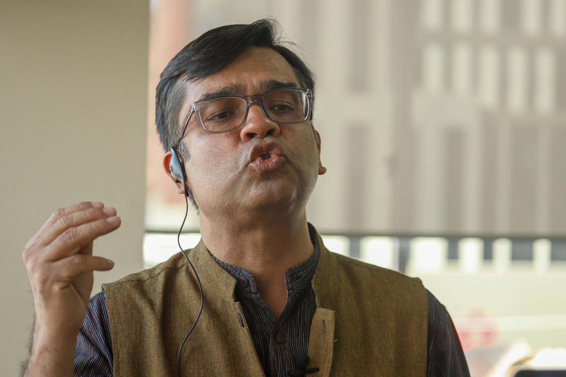 El director ejecutivo de Oxfam Internacional, Amitabh Behar, habla en una entrevista con EFE este miércoles, en La Paz (Bolivia).EFE/ Gabriel Márquez