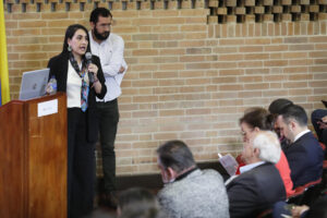 La coordinadora de derechos humanos y DIH de Vivamos Humanos, Lina Mejía Torres, habla durante la presentación del informe La Paz ¿Cómo Vamos?, este miércoles en Bogotá (Colombia). EFE/Carlos Ortega