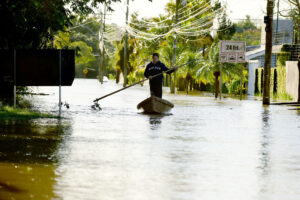 Un hombre se transporta en un bote por una calle inundada tras el desbordamiento del río Guaíban que inundó una sección de la costa este lunes, en Porto alegre (Brasil). EFE/ Ricardo Rimoli