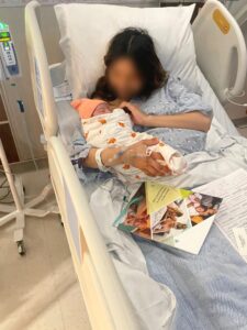 Fotografía cedida por Carrillo Law Firm donde aparece Cary López Alvarado, una latina ciudadana estadounidense de 23 años, junto a su hija recién nacida en una cama de hospital en Los Ángeles (Estados unidos). EFE/ Carrillo Law Firm