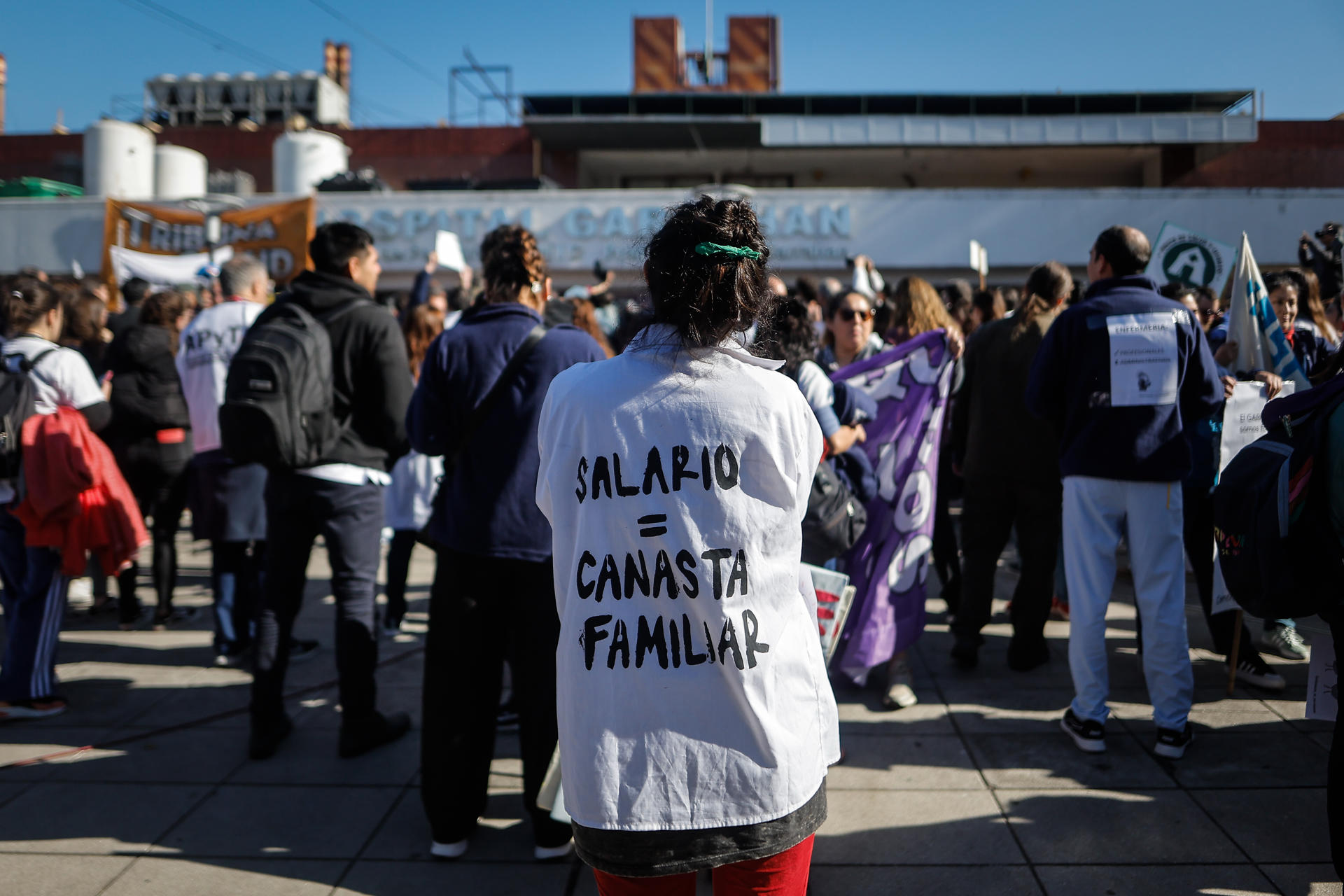 Decenas de funcionarios, médicos y pacientes fueron captados este jueves, 5 de junio, al protestar frente al Hospital Pediátrico Garraham, el mayor de Argentina en esta especialidad, en Buenos Aires (Argentina). EFE/Juan Ignacio Roncoroni
