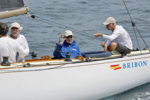 El rey emérito Juan Carlos I (c) a bordo del ‘Bribon’ a su llegada tras la regata de la cuarta serie de la Liga Nacional de 6 metros, disputada este sábado en Sanxenxo. EFE/ Lavandeira