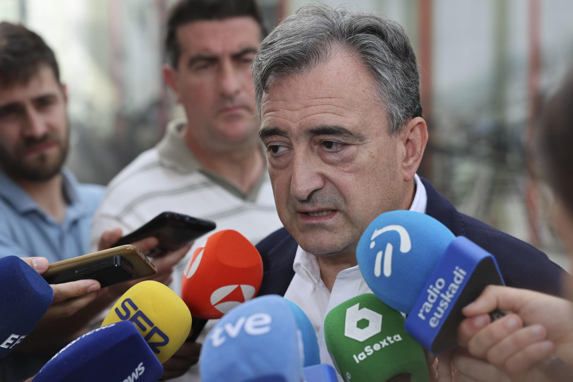 El presidente del PNV, Aitor Esteban, realiza declaraciones donde se ha mostrado hoy "sorprendido" por el hecho de que el presidente del Gobierno, Pedro Sánchez, en su comparecencia de este jueves, haya "casi convertido en sentencia" el informe de la UCO sobre las grabaciones al hasta ahora secretario de Organización del PSOE, Santos Cerdán. EFE/Luis Tejido