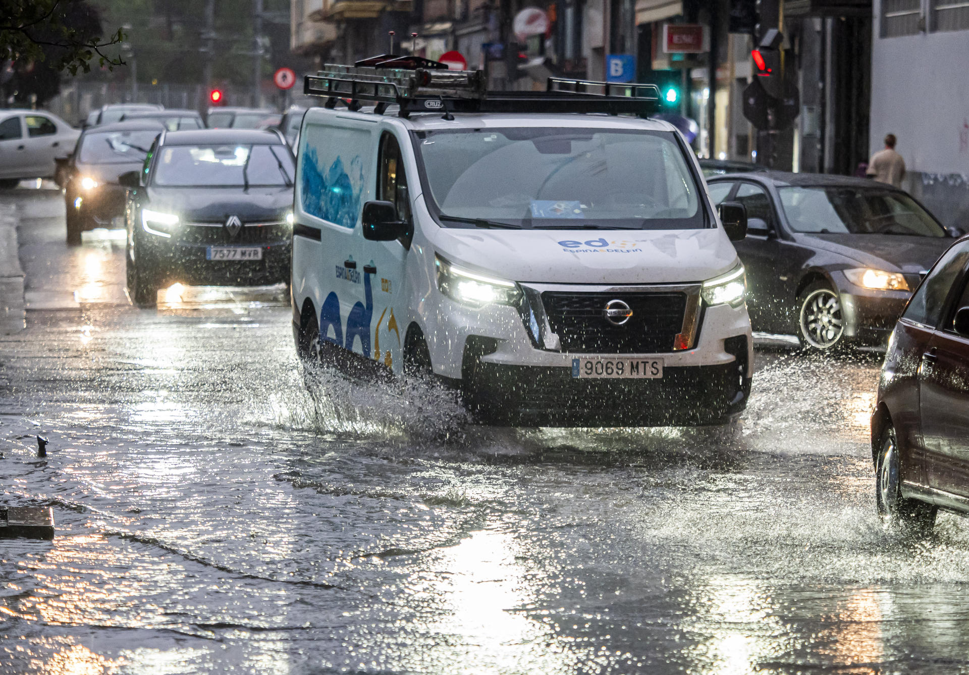 Vista de una calle inundada en Valladolid como consecuencia de las precipitaciones caídas en la ciudad este martes. EFE/R. GARCIA