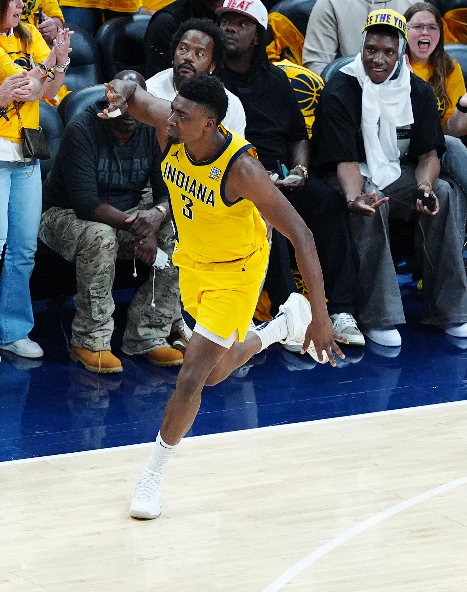 Thomas Bryant, de los Pacers, celebra después de hacer un tiro de 3 puntos en el sexto juego de la Conferencia Este de la NBA. EFE/EPA/BRIAN SPURLOCK
