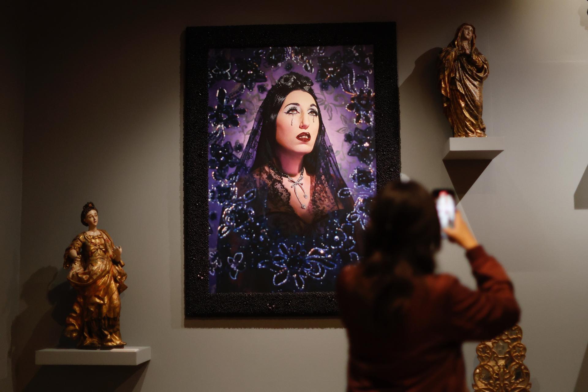 Una persona observa la muestra 'Pierre et Gilles. La construcción del símbolo', del dúo francés Pierre et Gilles, este miércoles, en el Museo Franz Mayer, en Ciudad México (México). EFE/ Sáshenka Gutiérrez

