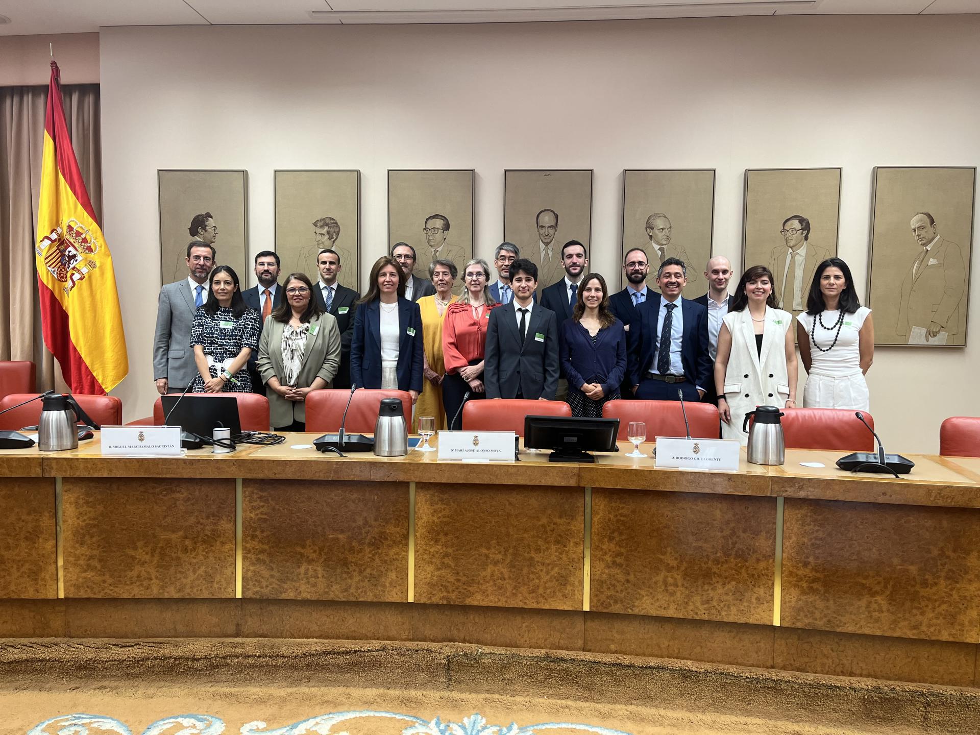 Imagen de grupo de la jornada 'Liderazgo de la Acción Climática en España. Buenas Prácticas a 2025'. EFE/Lucía Pereda