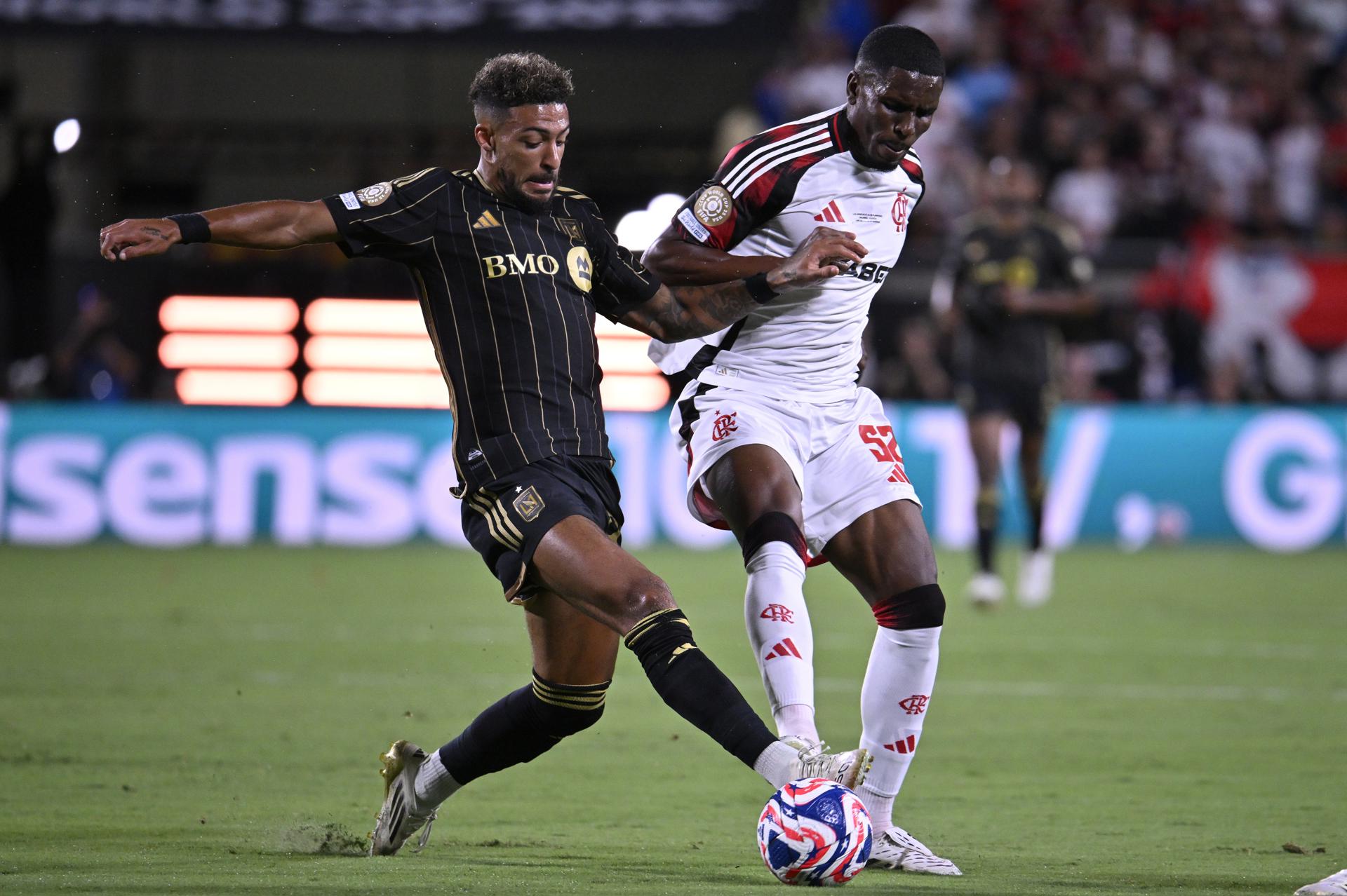 Evertton Araujo (d), de Flamengo, en acción durante el partido de la Copa Mundial de Clubes de la FIFA 2025 entre Los Angeles FC y Flamengo en Orlando, Florida (EE.UU.). EFE/MIGUEL RODRIGUEZ