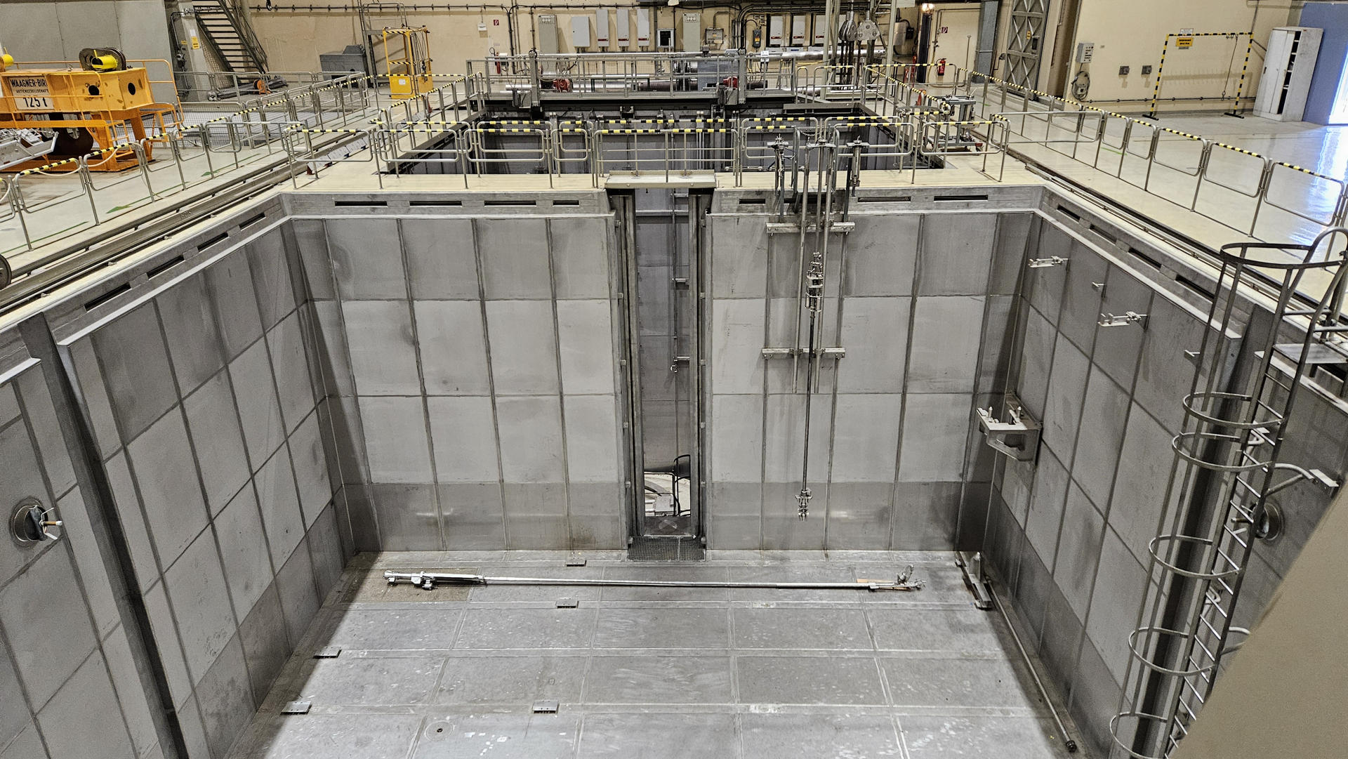 Interior de la central nuclear fuera de funcionamiento en Zwentendorf en Austria. De aquí al año 2050 se cerrarán más de 200 reactores nucleares en el mundo, por el término de su vida útil o por decisión política, y entre ellos figuran los siete españoles, según un calendario que prevé su clausura entre 2027 y 2035. Desmantelar rápido, gestionar los residuos, evitar el cruce de materiales y preservar los conocimientos de las personas formadas en las centrales son los grandes desafíos en el cierre de las centrales nuclares.-EFE/Natalia Arriaga
