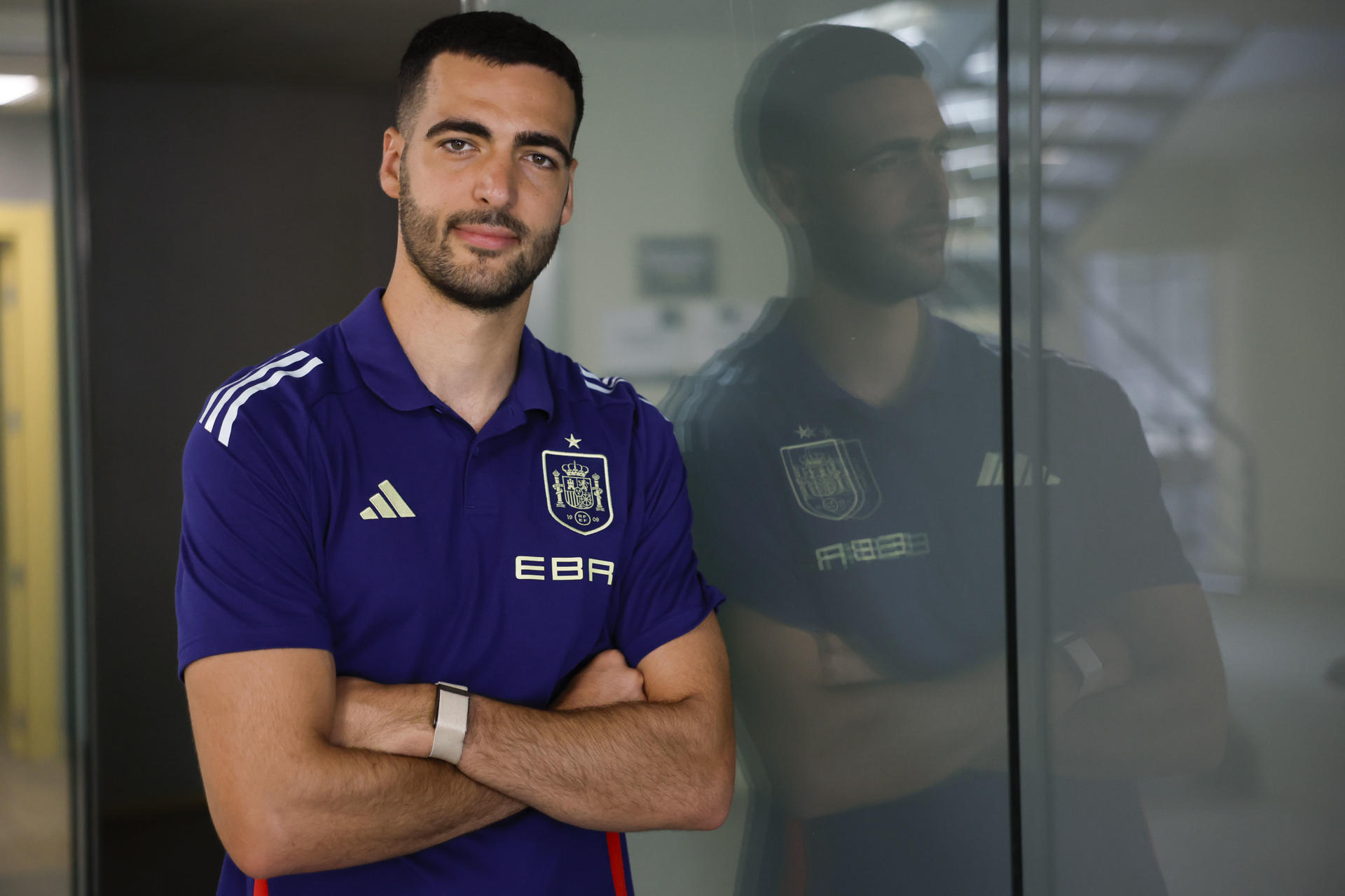 El centrocampista de la selección española Mikel Merino posa durante la entrevista con la Agencia EFE en la Ciudad del Fútbol de Las Rozas. EFE/Juan Carlos Hidalgo

