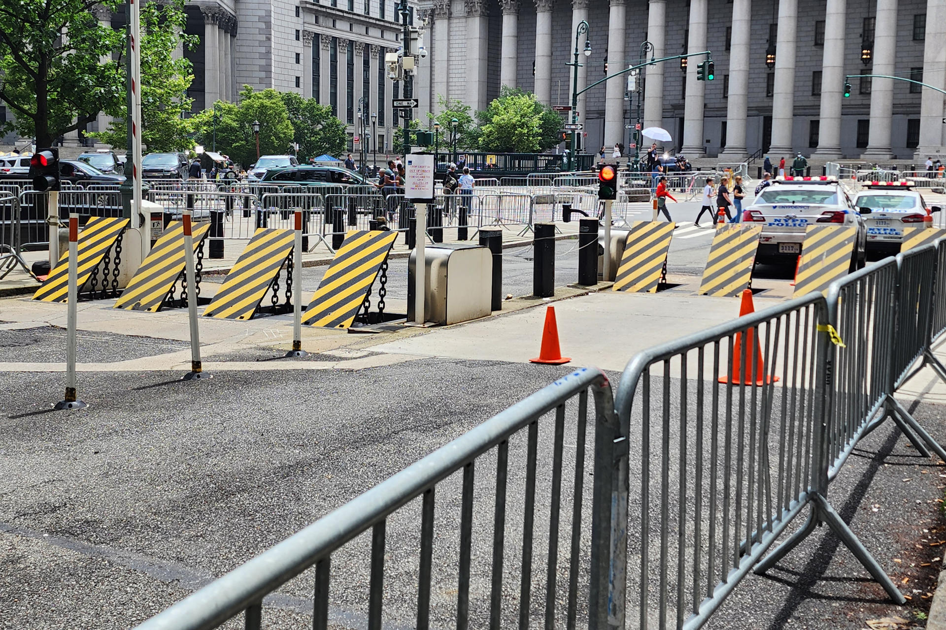 Autoridades de Inmigración en Nueva York negaron hoy el acceso a sus instalaciones en el edificio federal en Manhattan a los congresistas demócratas Jerrold Nadler y Dan Goldman, quienes acusaron a la agencia federal de violar la ley. EFE/ Ruth E. Hernández