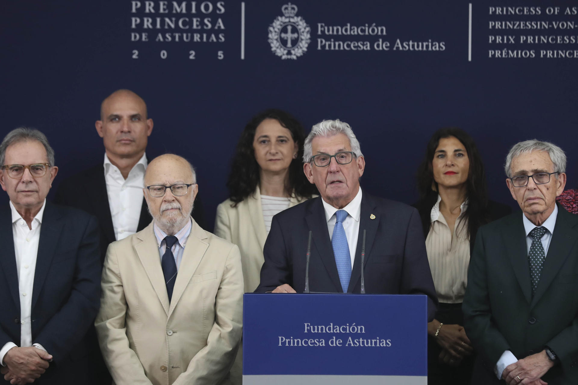 El presidente del jurado del Premio Princesa de Asturias de Investigación Científica y Técnica 2025, Pedro Echenique (c), durante la lectura del acta del jurado que otorga el galardón de esta edición a la genetista estadounidense Mary-Claire King, reconocida por haber identificado los genes que causan algunos tipos de cáncer de mama y ovario hereditarios y por haber demostrado que los humanos y los chimpancés son genéticamente idénticos en un 99 por ciento. EFE/ J.L.Cereijido