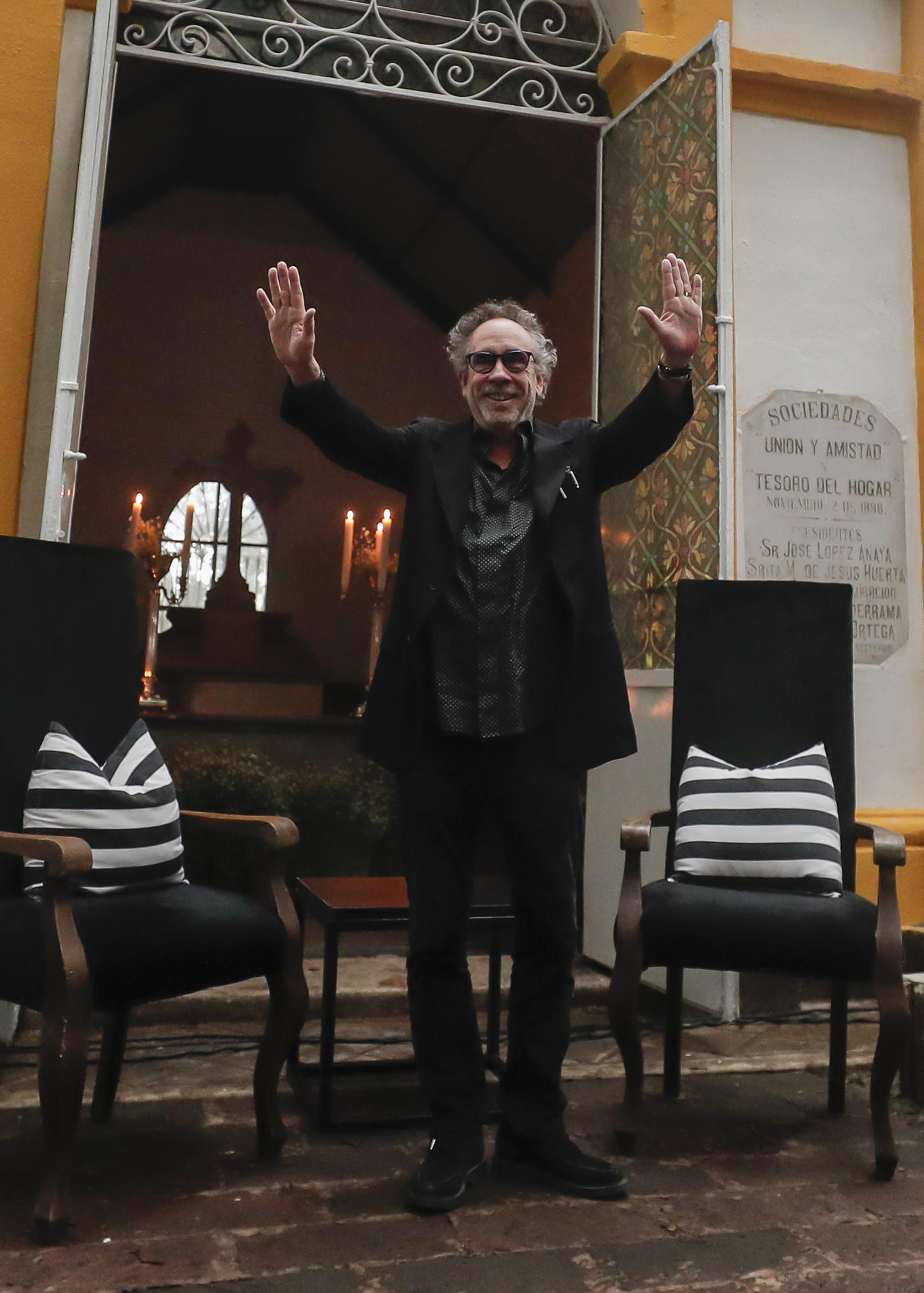 El cineasta estadounidense Tim Burton saluda este martes, en una Master Class en el Panteón Dolores, en Ciudad en México (México). EFE/ Isaac Esquivel